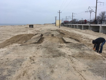 Активисты Затоки вышли на субботник и стали выкапывать бетонные плиты, незаконно установленные на песке