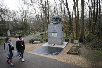 На могиле Маркса в Лондоне написали: "Архитектор геноцида"
