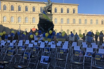 В Мюнхене украинских политузников Кремля поддержали акцией "100 пустых стульев"