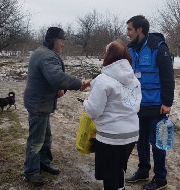Волонтеры предоставили помощь потерявшему дом пенсионеру из Новолуганского