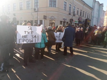Политолог Романенко: В Киеве собрали тысячу человек на акцию против проплаченных митингов. Обещали по 130-150 грн