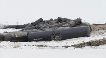 В Канаде сошел с рельсов поезд, перевозивший нефть: горючее из 37 вагонов пролилось на землю (фото)