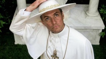 Папа Римский Джуд Лоу: Появились первые кадры со съемок второго сезона "Молодого Папы"