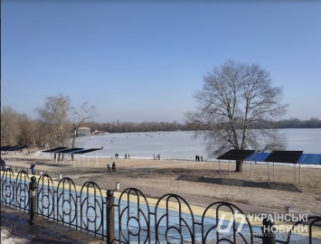 В Киеве десятки рискованных рыбаков вышли на тонкий лед Днепра, не думая об опасности. Фото