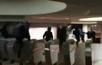 В Харьковском метро подростки устроили массовое перепрыгивание турникетов