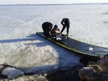 Под лед провалились 7 рыбаков: есть жертва