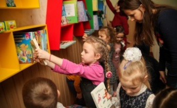 Маленьким воспитанникам детсада №336 в Днепре подарили 300 новых книг (ФОТОРЕПОРТАЖ)