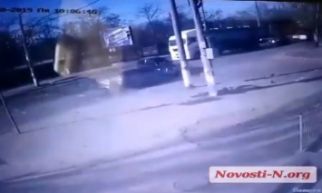 Появилось видео аварии в Николаеве, где столкнулись две легковушки и фура