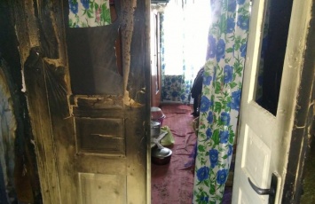 В Запорожской области супружескую пару из горящего дома вынесли родственники