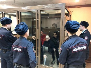 "Смеются им в глаза": в сети появилось красноречивое фото пленных моряков из суда в Москве