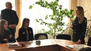 Полицейские рассказали днепровским одиннадцатиклассникам о своей профессии