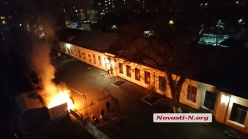 В Николаеве в Центре туризма подожгли мусорник