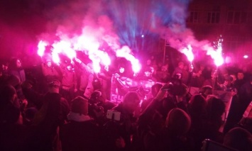В Киеве под зданием МВД митинговали около 500 националистов