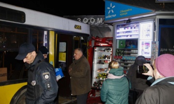 В Киеве автобус с пассажирами врезалась в киоск