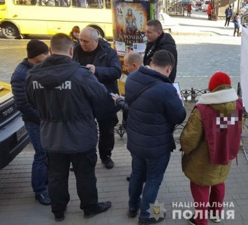 В Одессе и Мариуполе напали на предвыборные палатки Порошенко