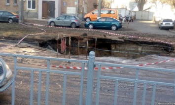 В Киеве из-за провала дороги образовалась огромная яма (фото)