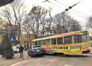 Жена депутата на внедорожнике въехала в трамвай в Одессе (фото)