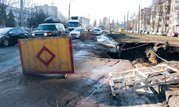 Провал дороги на улице Народного ополчения в Киеве: Коммунальщики локализовали утечку воды