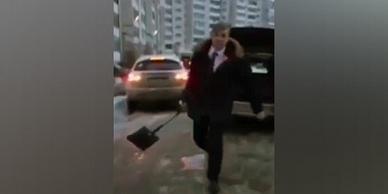 Нижегородский депутат набросился на женщину с лопатой после ДТП