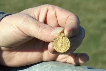 Британка спутала золотую подвеску VI века с шоколадной монетой