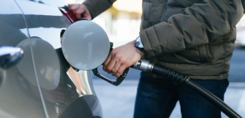 Bloomberg назвал страны с самым дешевым и самым дорогим бензином