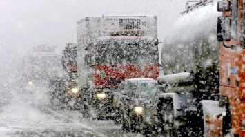 Множество машин попали "в плен" снежной стихии на трассе: "Нет воды и еды, бензин подходит к концу»