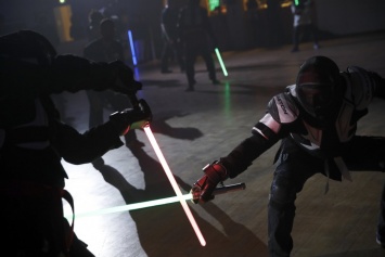 Во Франции признали новым видом спорта поединки на световых мечах из Звездных войн. Фото и видео