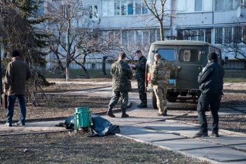 Мужчина шел по скверу Троещины в Киеве, упал лицом вниз и умер. Фото