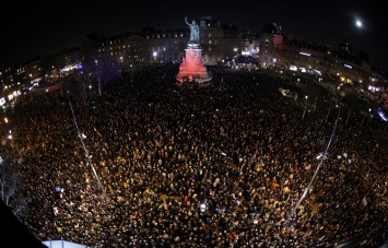 Митинг против антисемитизма в Париже собрал десятки тысяч человек