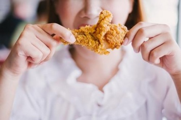 Ученые: Употребление жирной пищи в 20 лет провоцирует проблемы со здоровьем в зрелом возрасте