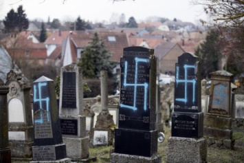 Еврейское кладбище во Франции осквернили свастиками