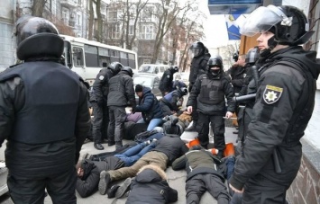 Избиение активистов в Киеве: подозреваемый полицейский продолжает ходить на работу