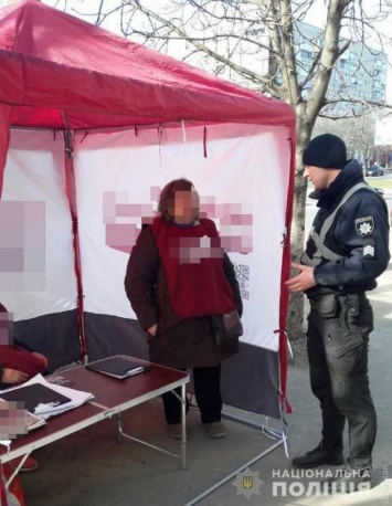 Одесские полицейские задержали хулигана, который напал на агитационную палатку Порошенко