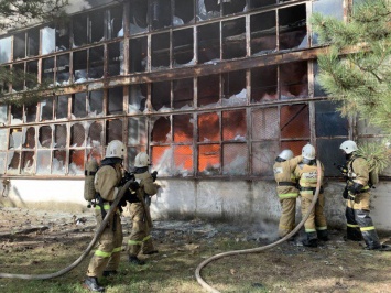 Крымские огнеборцы ликвидировали пожар на складе в Симферополе