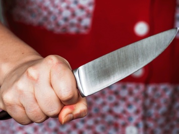 В Первомайске 60-летняя женщина во время ссоры ранила мужа ножом в живот