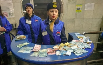 Харьковские активисты насильно устроили пропуск в метро по старым тарифам