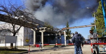 В Симферополе произошел масштабный пожар на заводе по производству пластмассы (фото, видео)