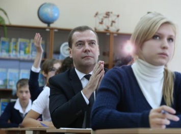 «Заставь дурака молиться»: Медведев может опустошить городские школы миллионами для «земского учителя»