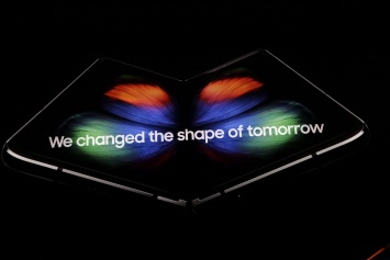 Samsung представил первый в мире смартфон Galaxy Fold, чей экран можно сложить и разложить