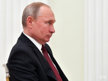Гость ежегодного послания Путина свалился на пол в попытке занять место поближе с президентом
