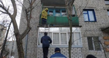 Муж закрыл жену в квартире: женщина пыталась выбраться через балкон