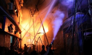В жилом доме столицы Бангладеша произошел крупный пожар, десятки погибших