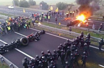 В Европе неспокойно: сепаратисты поджигают шины и блокируют магистрали