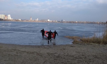 Столичные спасатели за день дважды спасали рыбаков на льду