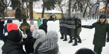В Екатеринбурге будущим юнармейцам показали, как разгонять митинги