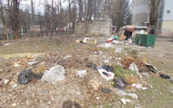 Детскую площадку в Днепровском районе превратили в стихийную свалку