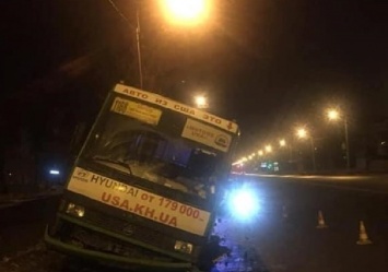 В Харькове полицейский спас водителя и пассажиров маршрутки от аварии. Фото