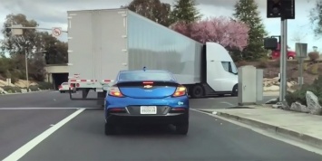 Электрический тягач Tesla Semi за 5 секунд ускоряется с места до «сотни»
