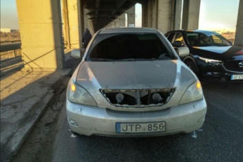 В Запорожье ржавая арматура свалилась с моста и повредила Lexus