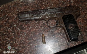 На запорожском вокзале задержали мужчину с оружием (ФОТО)